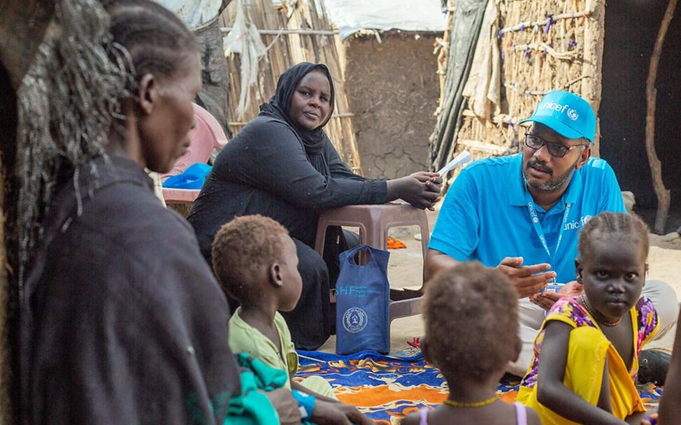 Sudan Krieg: Ein UNICEF-Gesundheitshelfer berät Familien im Sudan. 