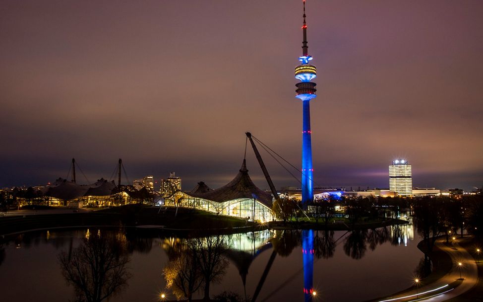 Der Münchner Olympiaturm erstrahlt am Tag der Kinderrechte in blauer Farbe.