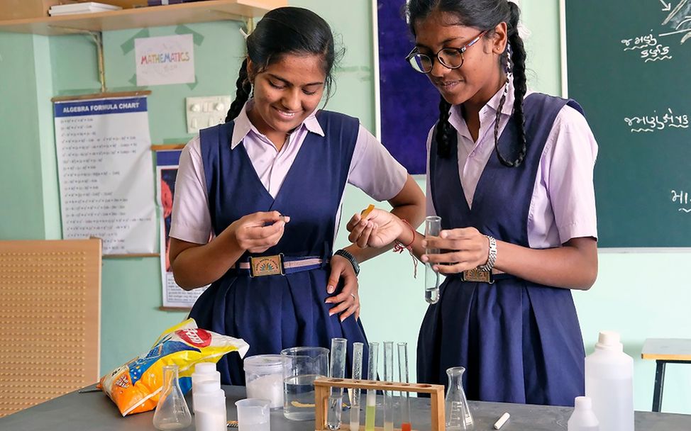 Indien: Panchal Happy and Mali Sajan aus Indien erlangen wichtige Grundkenntnisse in Wissenschafts- und Technikfächern.