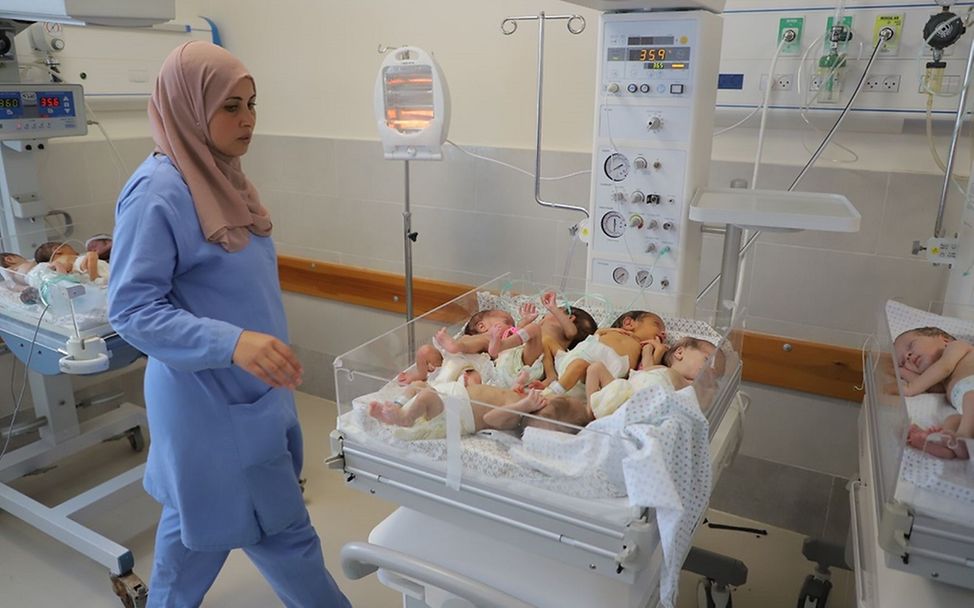 Neugeborene werden die aus dem Al-Shifa-Krankenhaus im Norden des Gazastreifens verlegt.