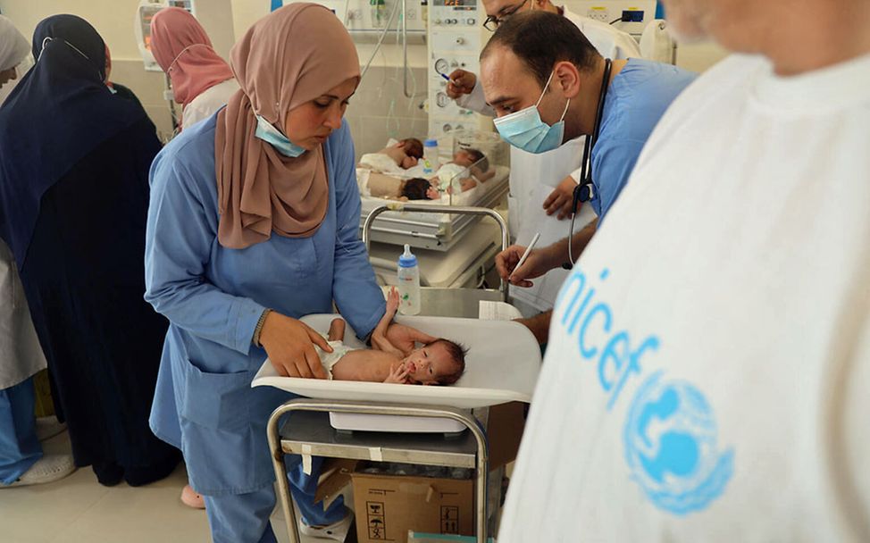 Spenden für Gaza: Eine Gesundheitshelferin kümmert sich um ein Baby in einem Krankenhaus in Rafah. 