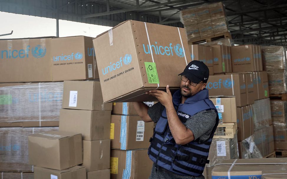 Spenden für Gaza: Ein UNICEF-Mitarbeiter nimmt eine Lieferung von humanitären Hilfsgütern entgegen. 