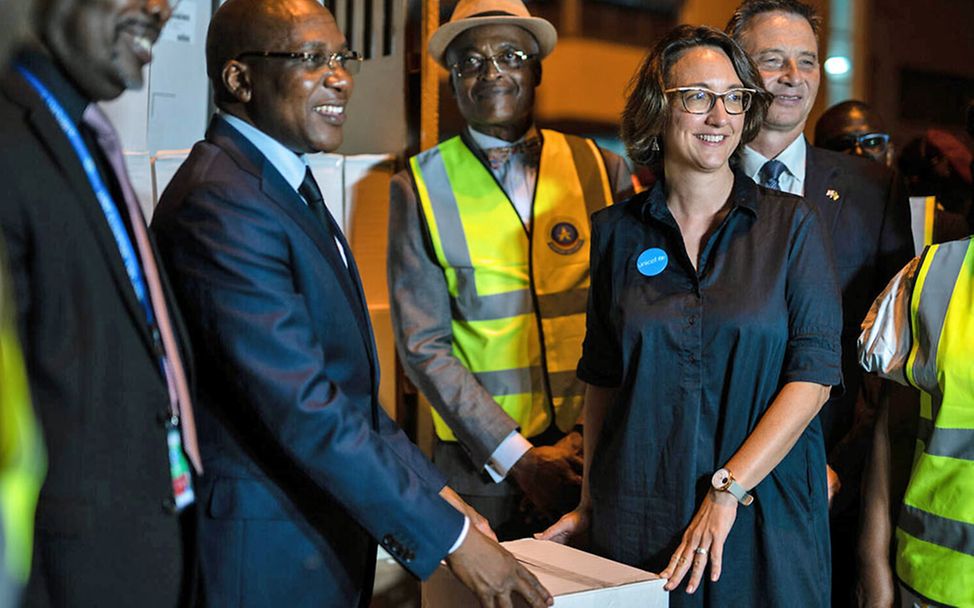 Malaria Impfung: Kamerun hat als erstes Land weltweit Malaria-Impfstoffe für Routine-Impfungen erhalten. 