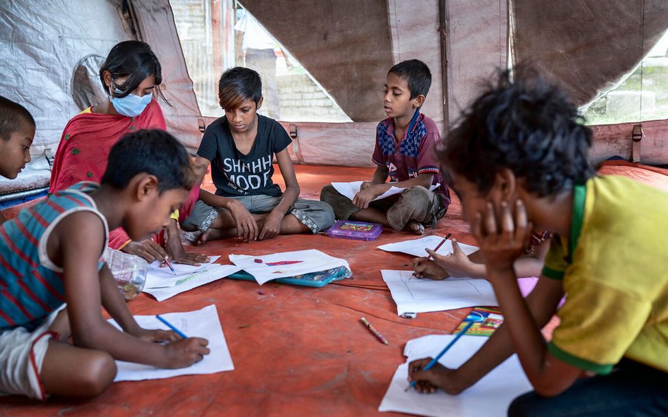 Kinder zeichnen in einem Kinderzentrum.