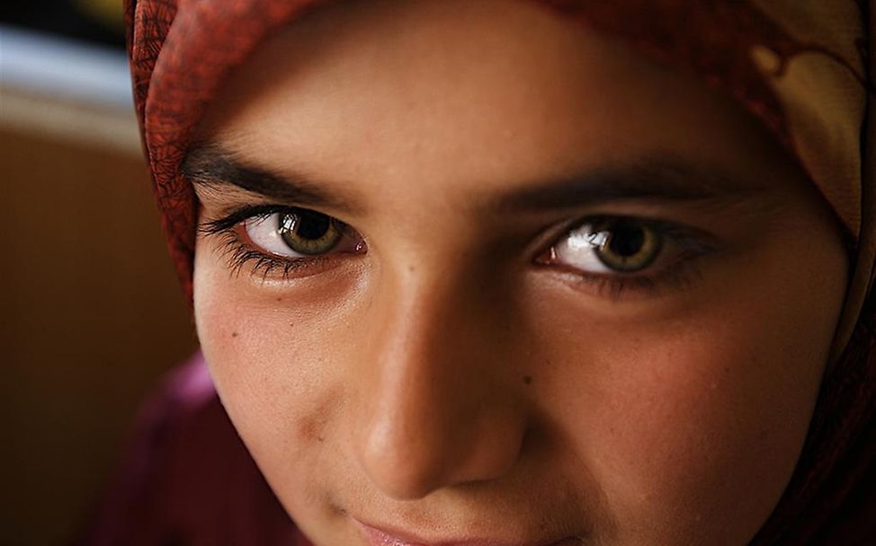 Junge Frau in einem von UNICEF unterstützen Computer- und Bildungszentrum in Afghanistan. © UNICEF/Noornani