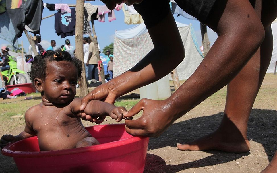 Haiti: Eine Mutter badet ihr Baby in einer Plastikbadewanne. © UNICEF/LeMoyne