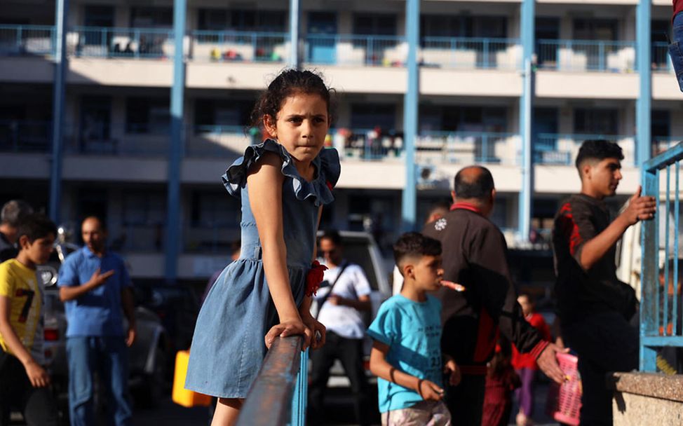 Palästina Spenden: Ein Mädchen in einer Notunterkunft in Gaza 2021