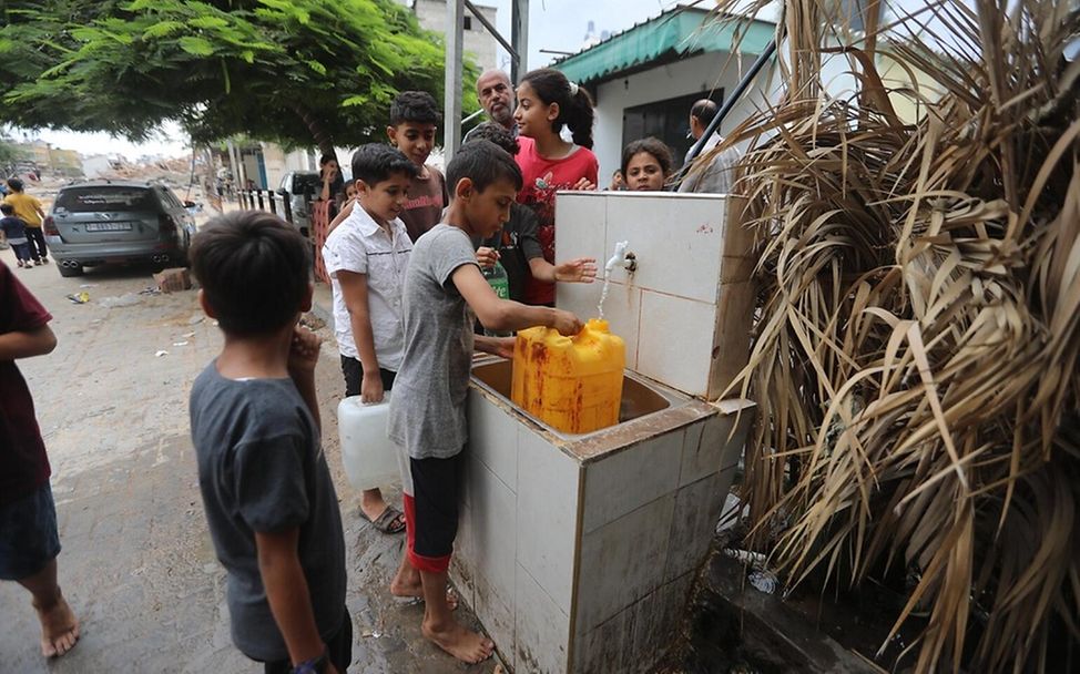 Palästina Spenden: Kinder holen Wasser am Gazastreifen inmitten der Zerstörung