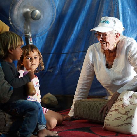 UNICEF-Botschafterin Vanessa Redgrave spricht in einem Flüchtlingscamp im Libanon mit einer Familie