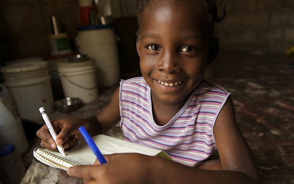 Ausgestattet mit UNICEF-Stiften und -Blöcken Sterling malend in ihrem Zuhause in Port-au-Prince. © UNICEF/Noorani