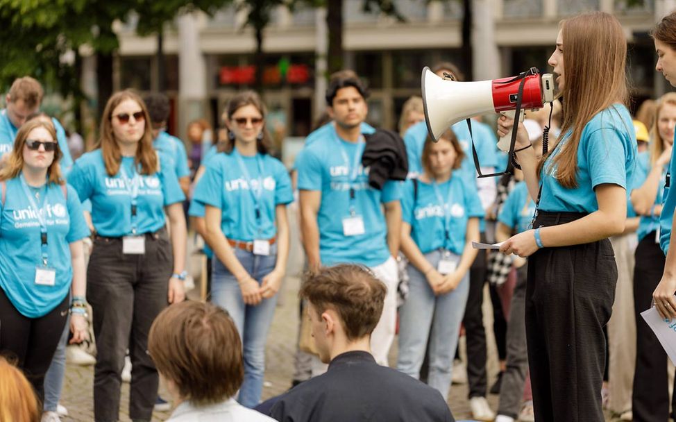 Studierende der UNICEF-Hochschulgruppe Mannheim bei einer ihrer Aktionen für Kinderrechte 