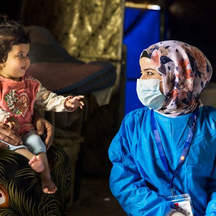 Irak humanitäre Hilfe: Eine UNICEF-Helferin führt einen Gesundheitscheck bei einem Baby durch. 