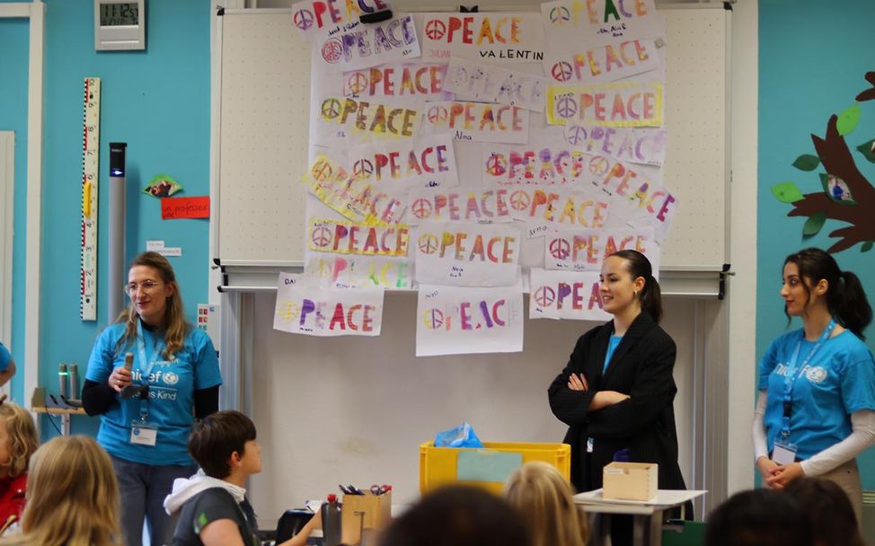 Ehrenamtliche UNICEF-Engagierte beim Besuch einer Schule in Köln. 