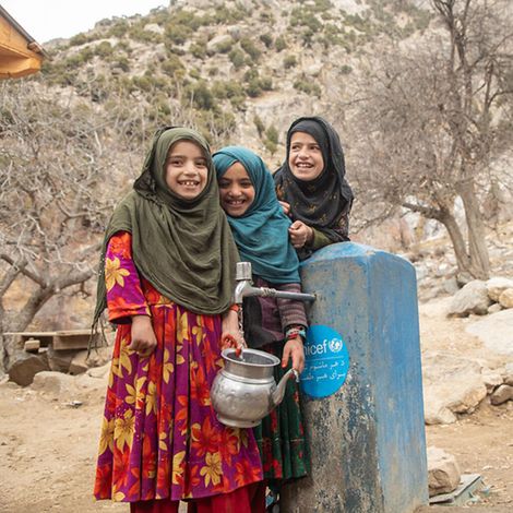 Afghanistan Kinder: Mädchen holen Wasser aus einer von UNICEF installierten Pumpe