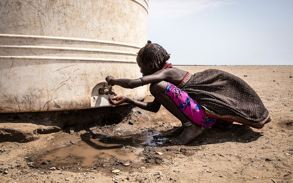 El Niño in Afrika: Ein Mädchen im von Dürre betroffenen Äthiopien zapft Wasser aus einem UNICEF-Wassertank