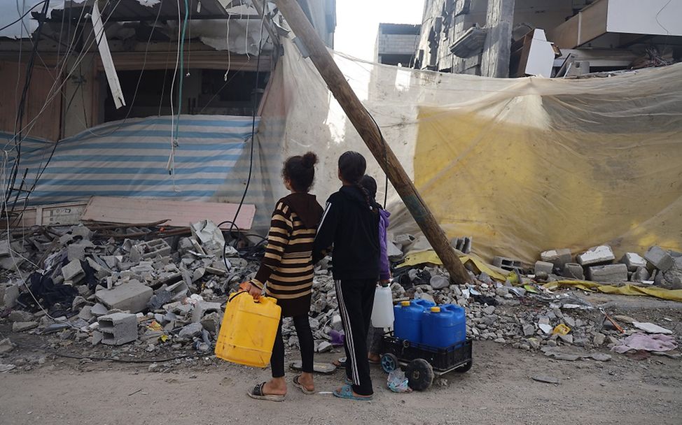 Gaza: Kinder sammeln in der Stadt Chan Yunis Wasser