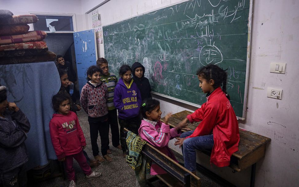 Kinder in Gaza: Kinder spielen in einem Klassenraum, der nun als Notunterkunft dient 