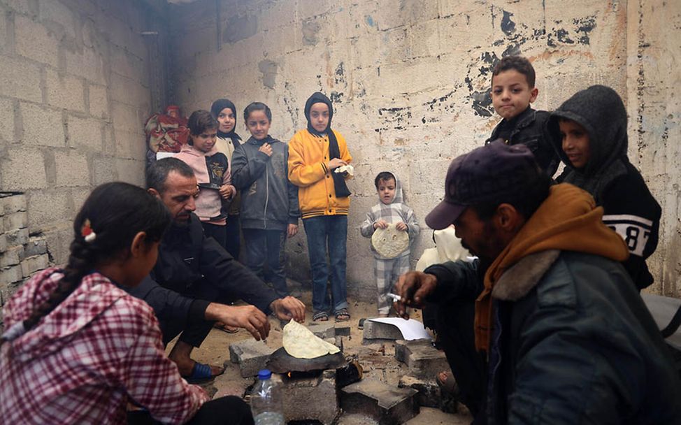 Kinder in Gaza: In einer Notunterkunft in Chan Yunis backt eine Familie Fladenbrot