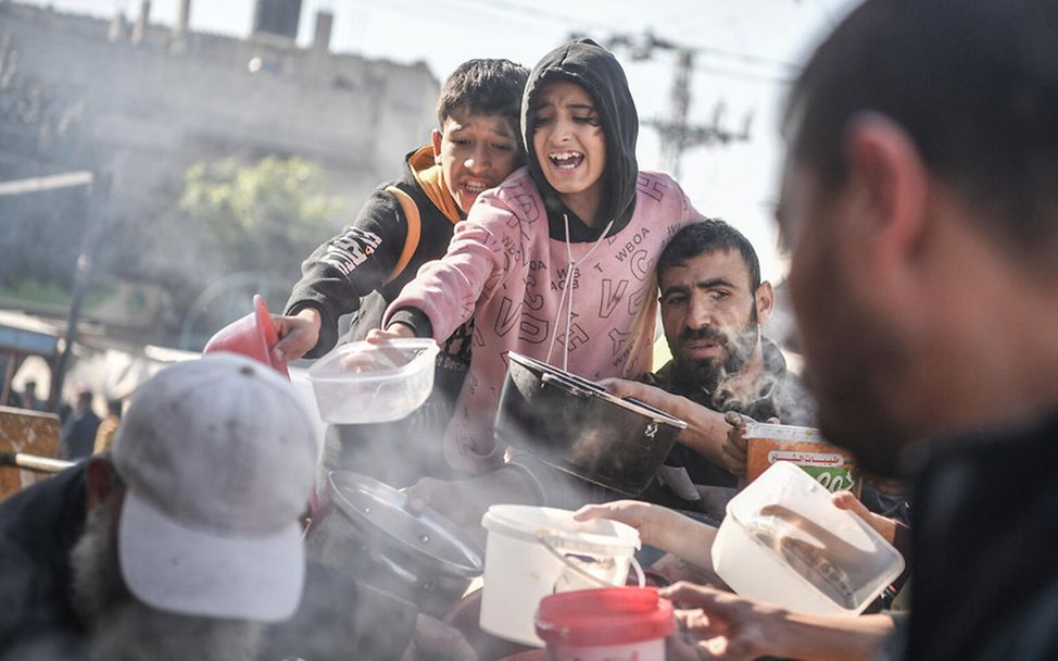 Kinder in Gaza: Kinder hoffen an einer Essensausgabe in Rafah auf etwas zu essen