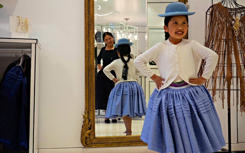 Bolivien: Nathaly strahlt beim Anprobieren traditioneller bolivianischer Kleider.