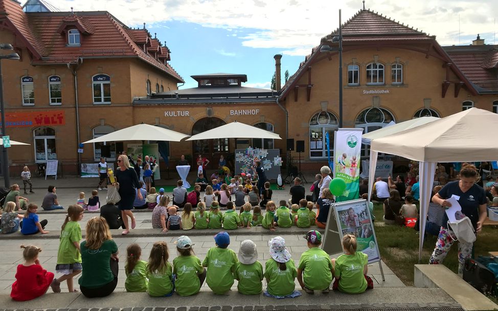 Weltkindertag 2023 in Radebeul am Kulturbahnhof - alle schauen gespannt zu