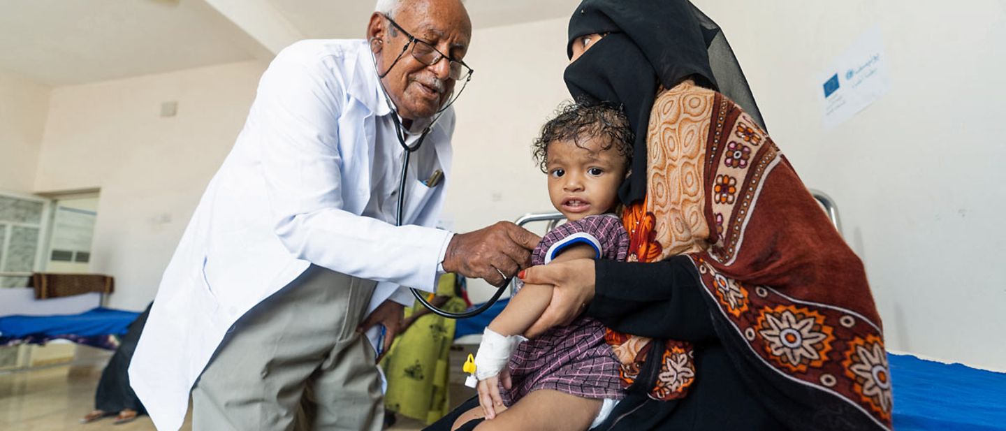 Jemen spenden: Ein Arzt untersucht ein von Mangelernährung bedrohtes jemenitisches Kleinkind 