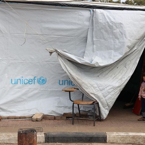 Kinder in Gaza: Ein Kind steht neben einem Zelt der Hilfsorganisation UNICEF