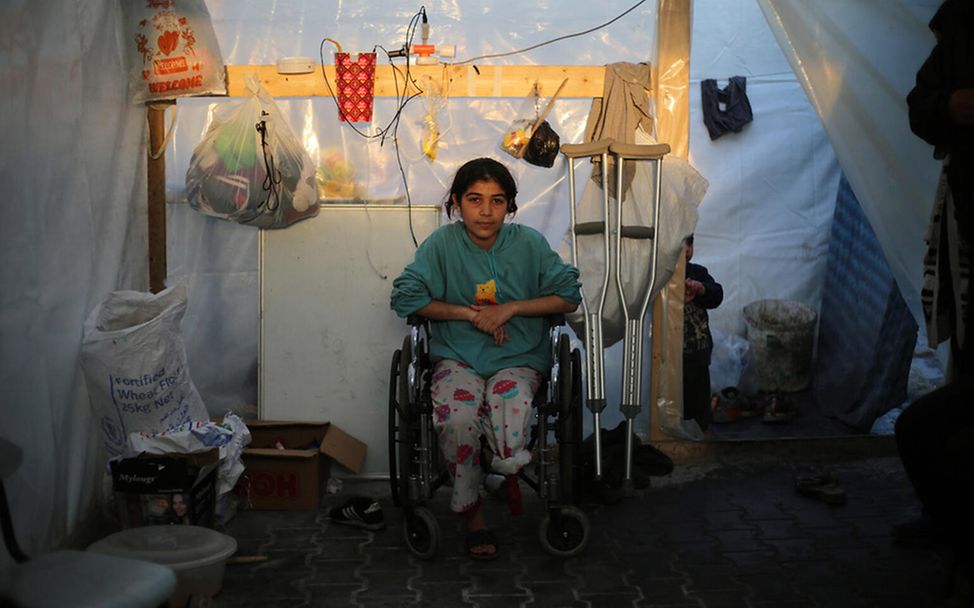 Kinder in Gaza: Razan hat ihr Bein nach einer Explosion verloren