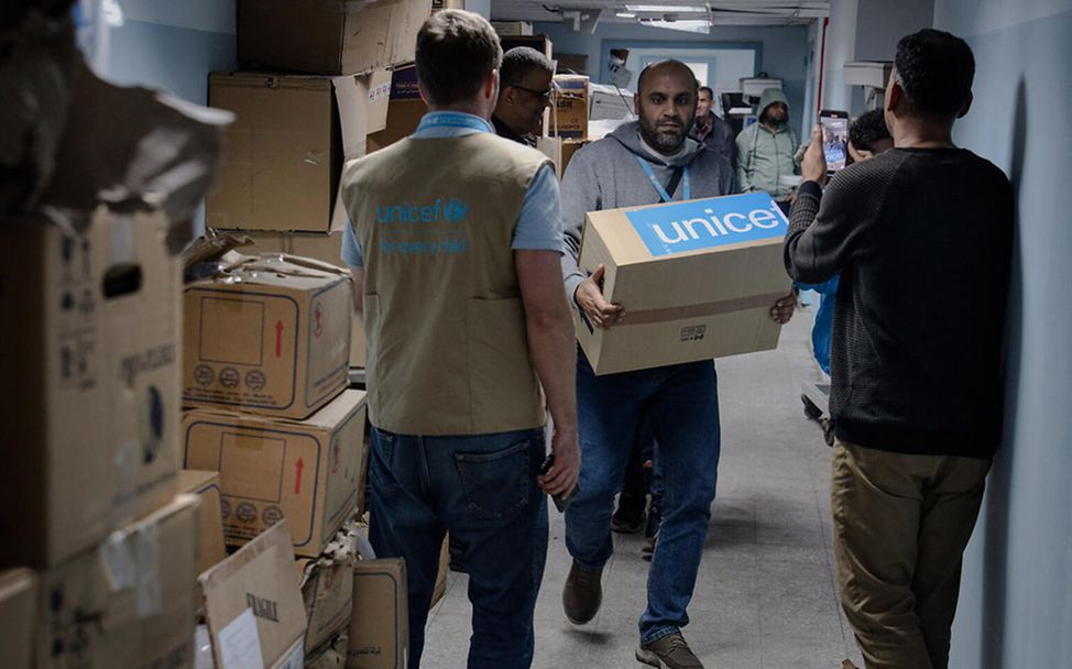 Kinder in Gaza: Ein UNICEF-Helfer trägt einen Karton mit Hilfsgütern in einem Krankenhaus