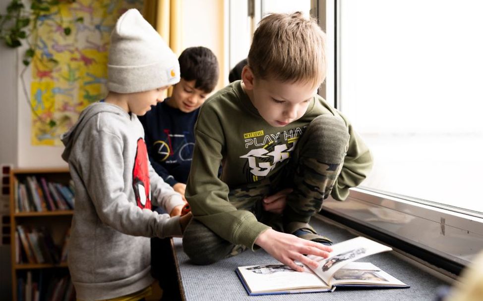 Lesen für UNICEF: Ein Junge liest ein Buch in der Schule.