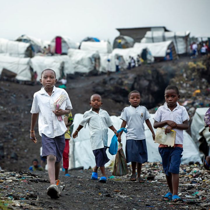 Demokratische Republik Kongo Nothilfe: Kinder in einem Flüchtlingscamp auf dem Weg zur Schule 