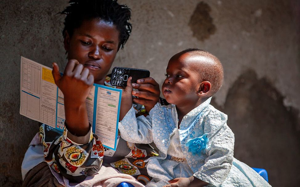 Demokratische Republik Kongo Nothilfe: Eine Mutter und ihr Baby nach einer Impfung in einem Gesundheitszentrum. 