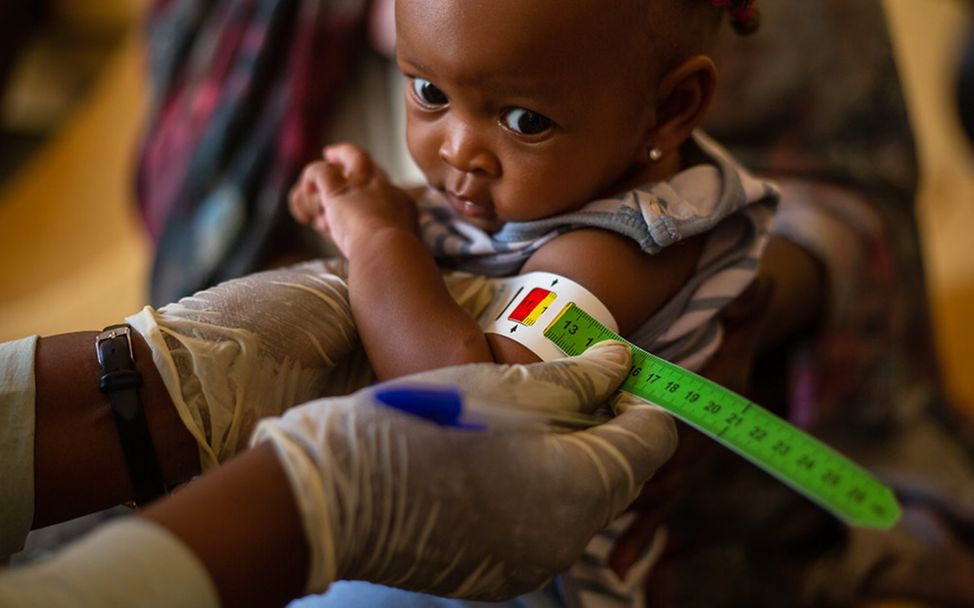 Spenden gegen Hunger: Mit einem Maßband wird ein Mädchen in Ostafrika auf Unterernährung hin untersucht.