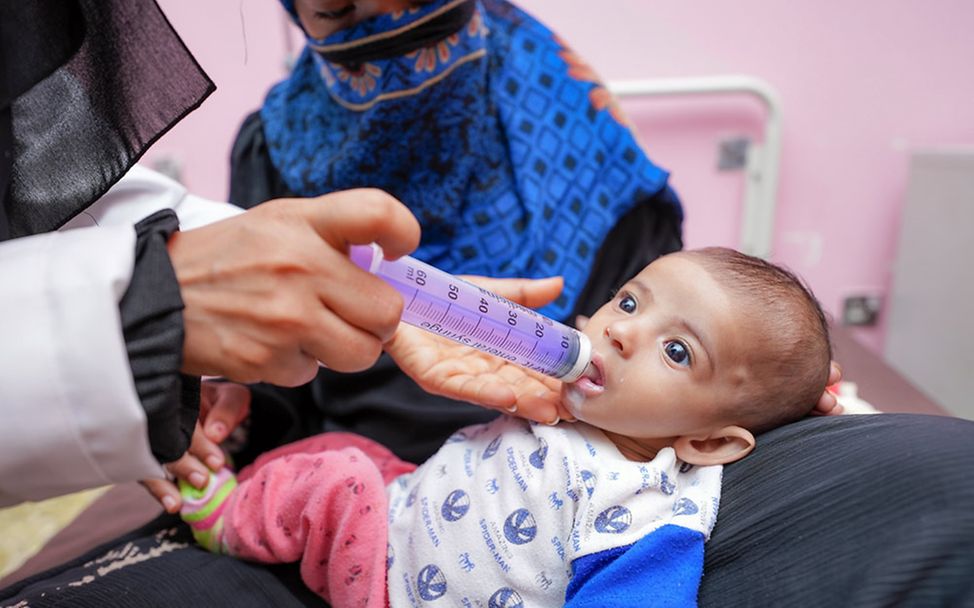 Spenden gegen Hunger: Ein hungerndes Baby in Jemen bekommt Spezialmilch. 