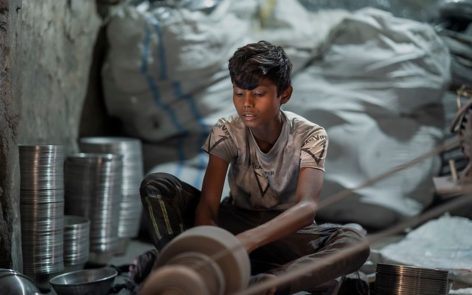 Bangladesch: Shafiul arbeitet in einer Silberpolierfabrik, um zum Familieneinkommen beizutragen.