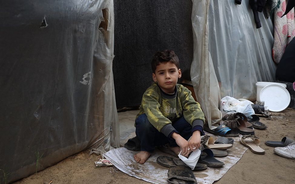 Gaza: Ein Junge sitzt vor den Zelten eines Schutzzentrums.