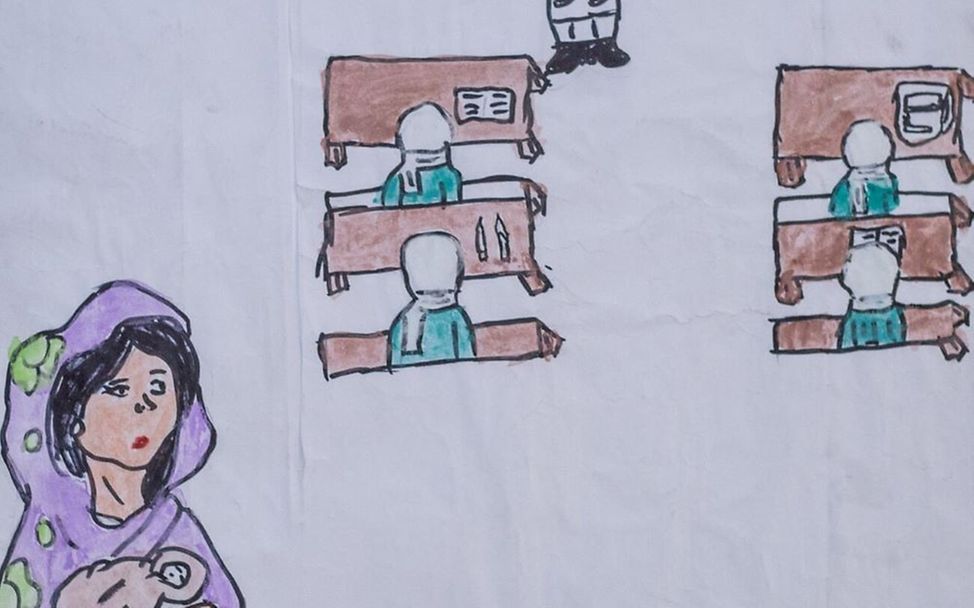 Die Zeichnung zeigt ein Kind, das ein Neugeborenes in einem Klassenraum Arm hält.