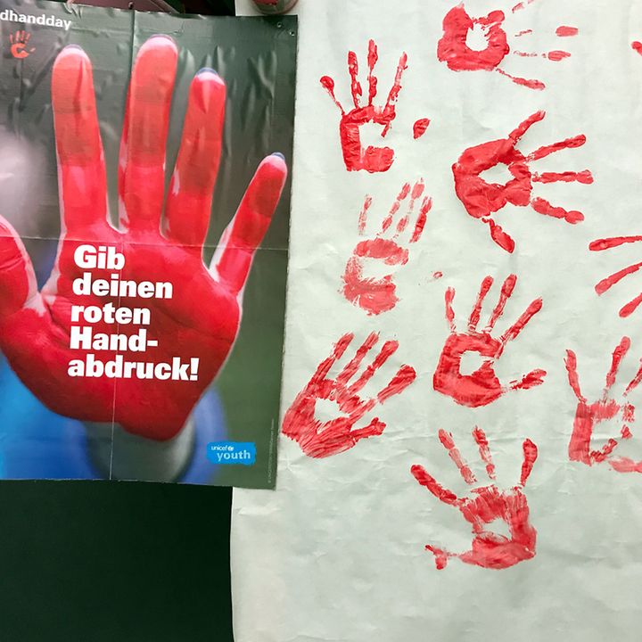 Rote Handabdrücke symbolisieren den Einsatz gegen Kindersoldaten am Red Hand Day 2024