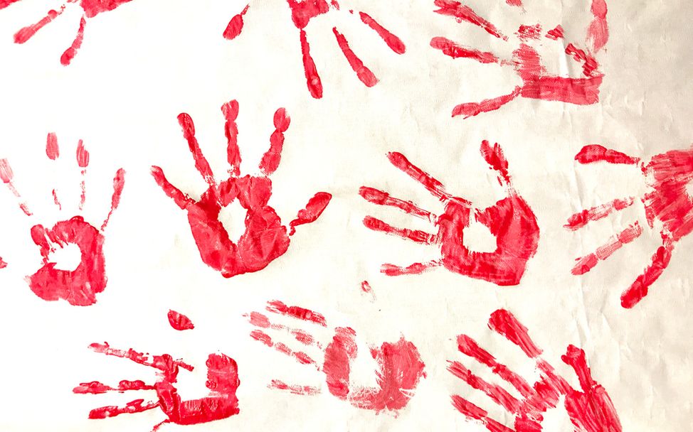 Rote Handabdrücke symbolisieren den Einsatz gegen Kindersoldaten anlässlich des Red Hand Day 2024