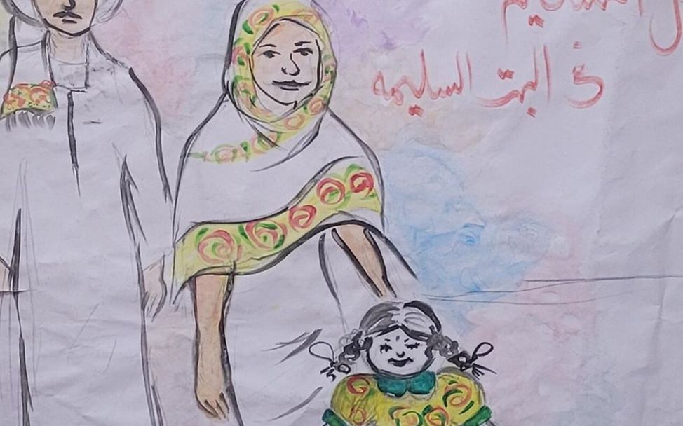 Das Bild zeigt ein Mädchen, das von ihren Eltern vor der weiblichen Genitalverstümmelung beschützt wird. 