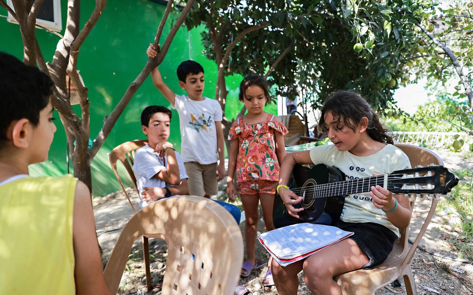 Türkei: Sidra spielt ihrer Familie Gitarre vor.