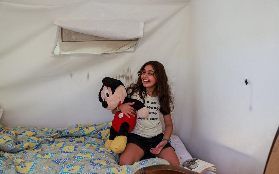 Türkei Erdbeben: Sidra spielt in einem Zelt. 
