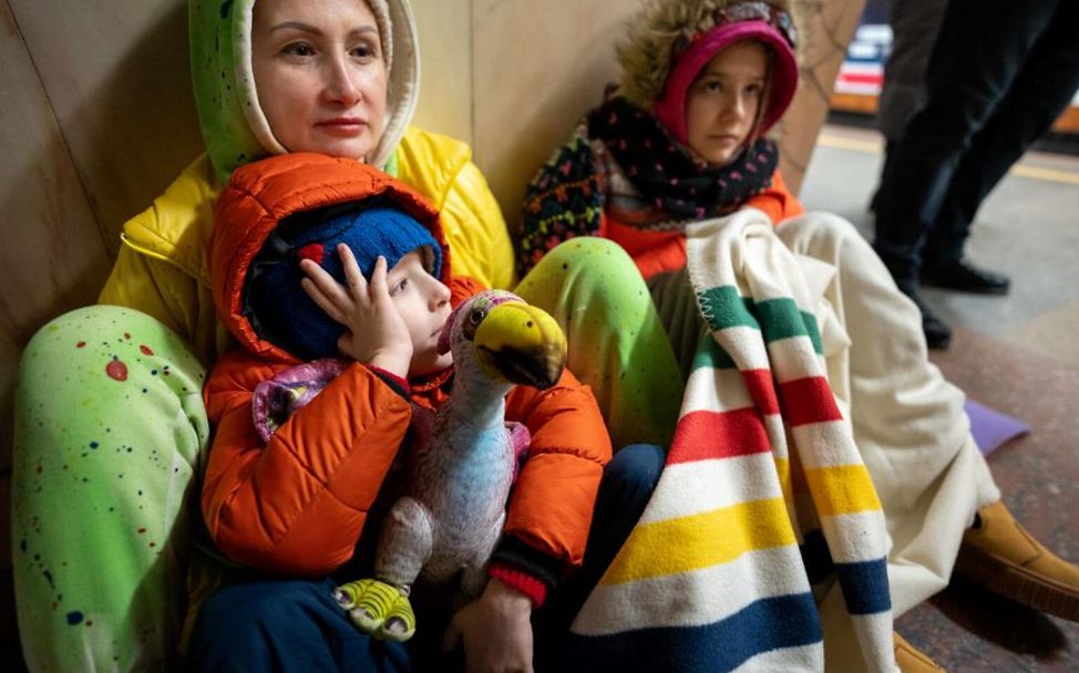 Jahrestag Ukraine-Krieg: Familie sucht Schutz in Bunker.