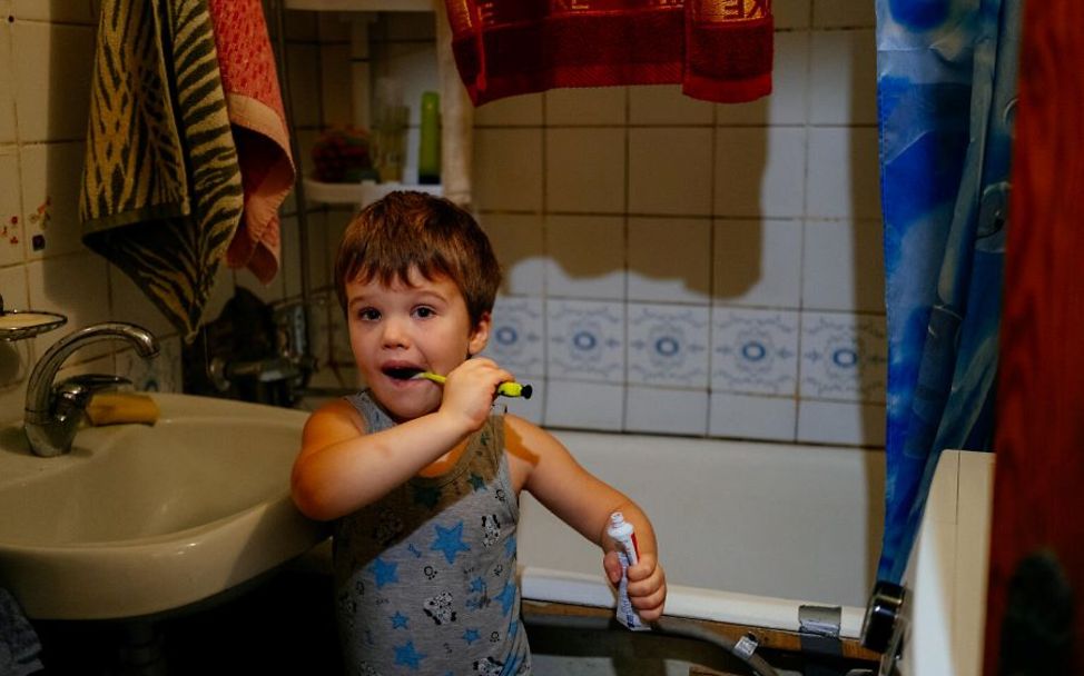 Jahrestag Ukraine-Krieg: Junge putzt sich die Zähne