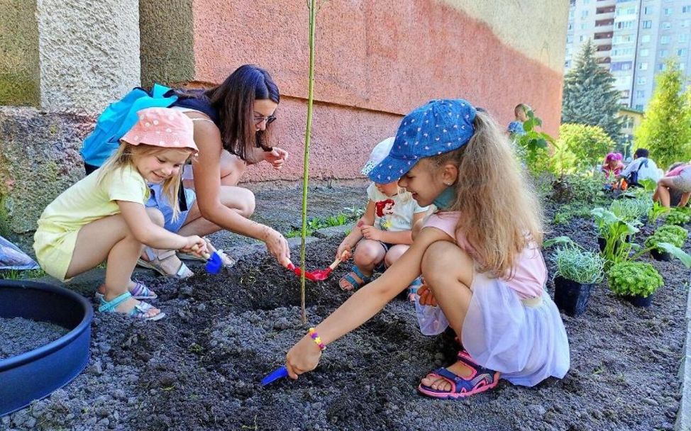 Jahrestag Ukraine-Krieg: Kinder pflanzen einen Baum. 