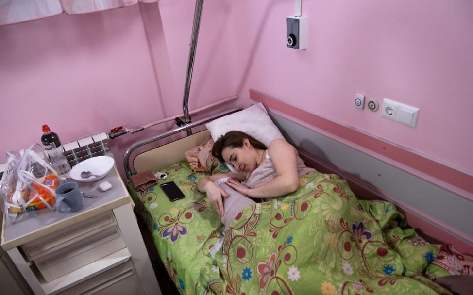 Jahrestag Ukraine-Krieg: Mutter mit ihrem Neugeborenen im Srm.