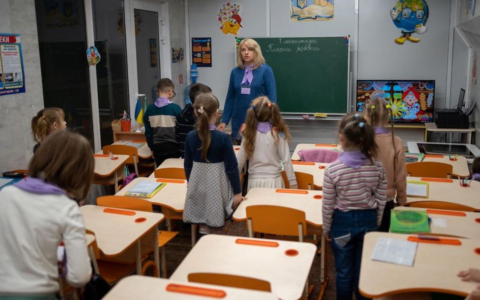 Jahrestag Ukraine-Krieg: Schulklasse in einem unterirdischen Klassenzimmer.