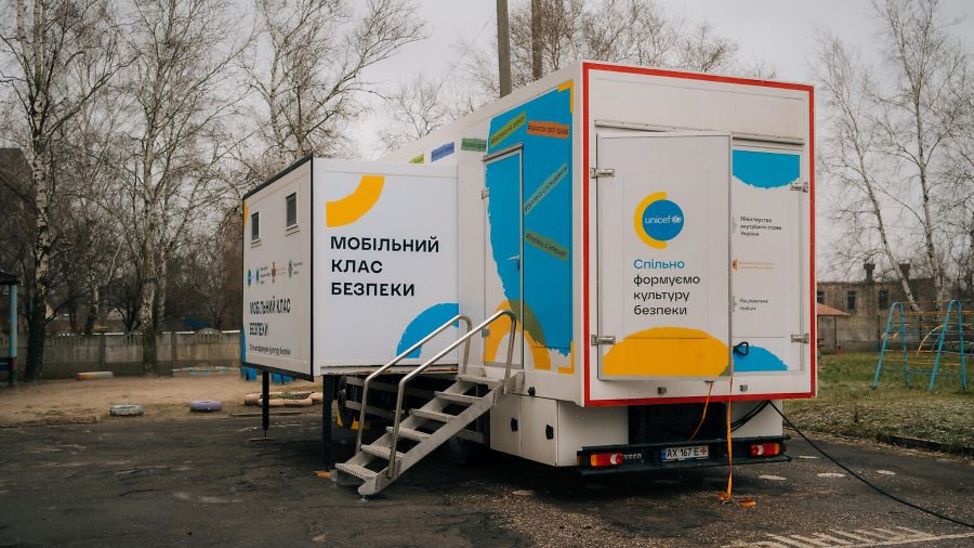 Jahrestag Ukraine-Krieg: Mobiler Container, in dem Sicherheitstraining stattfindet.