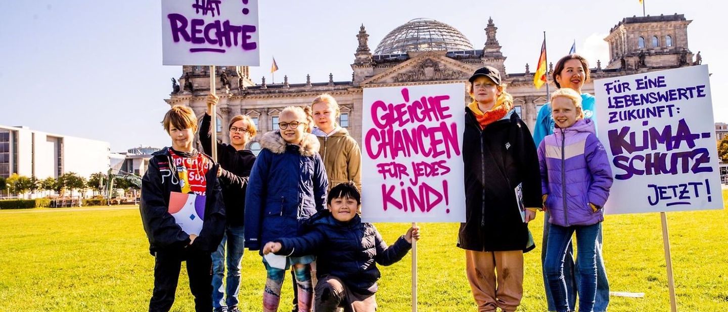 Kinder demonstrieren vor dem Bundestag.