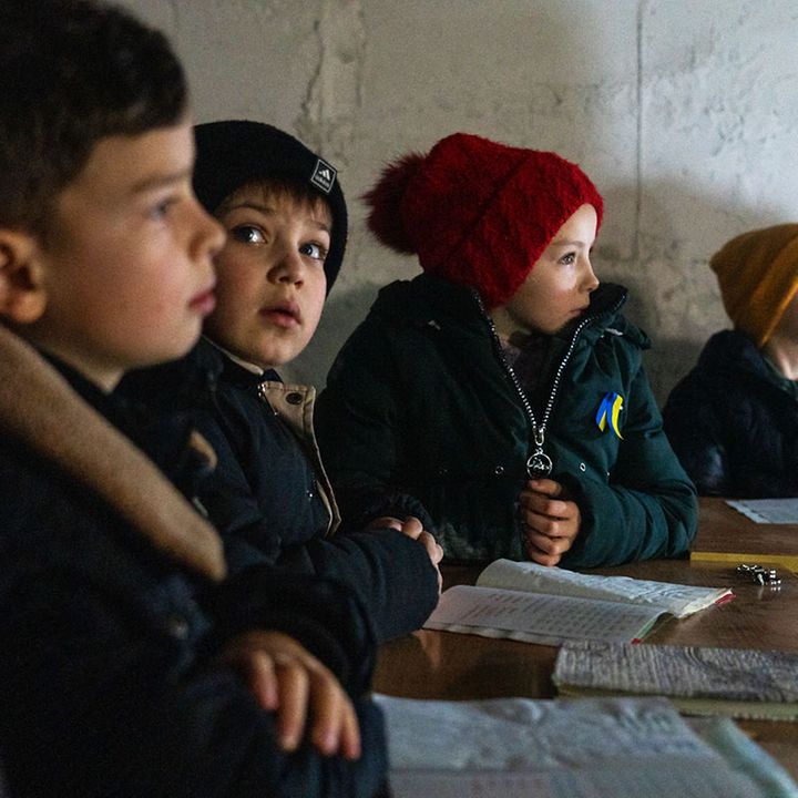 Ukraine Nothilfe Krieg: Kinder schützen sich in einem Schutzraum in der Nähe von Kiew vor Raketen